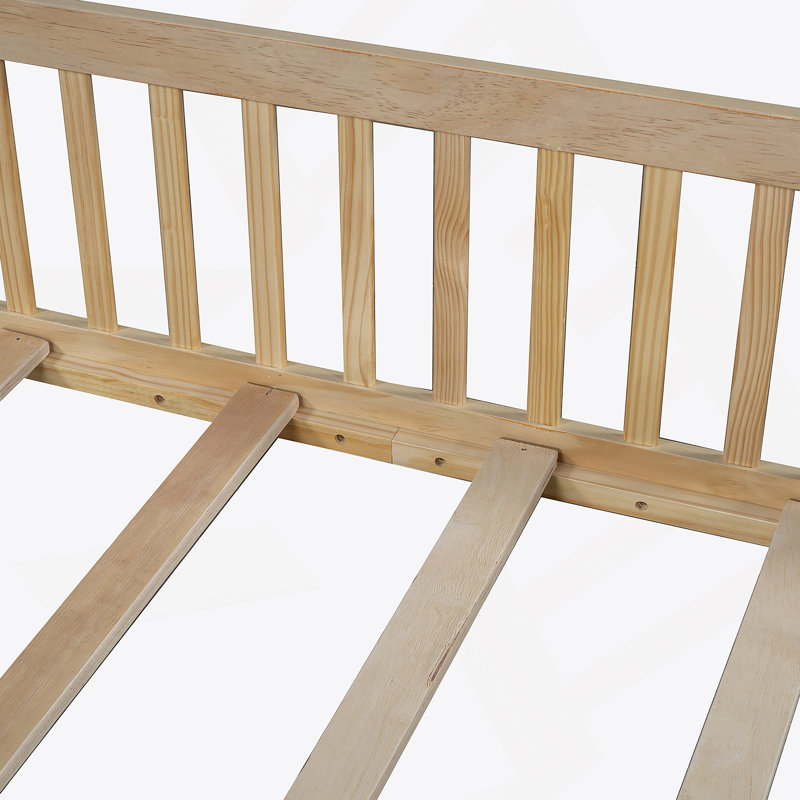 Lit plateforme en bois de style maison avec garde-corps pour enfants offrant un espace de sommeil sécuritaire et enchanteur