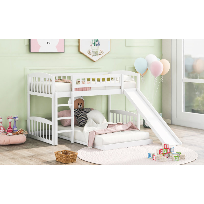 Lit simple au-dessus d'un lit superposé blanc avec glissade intégrée et installation latérale, construction en bois de pin massif, idéale pour les petites chambres à coucher, lignes grises, ensemble de lattes blanches, cadre réversible équipé