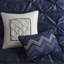 Ensemble de literie pour grand lit 7 pièces avec couette bleu marine - l'intérieur comprend des taies décoratives, des coussins décoratifs et une jupe de lit-122456007