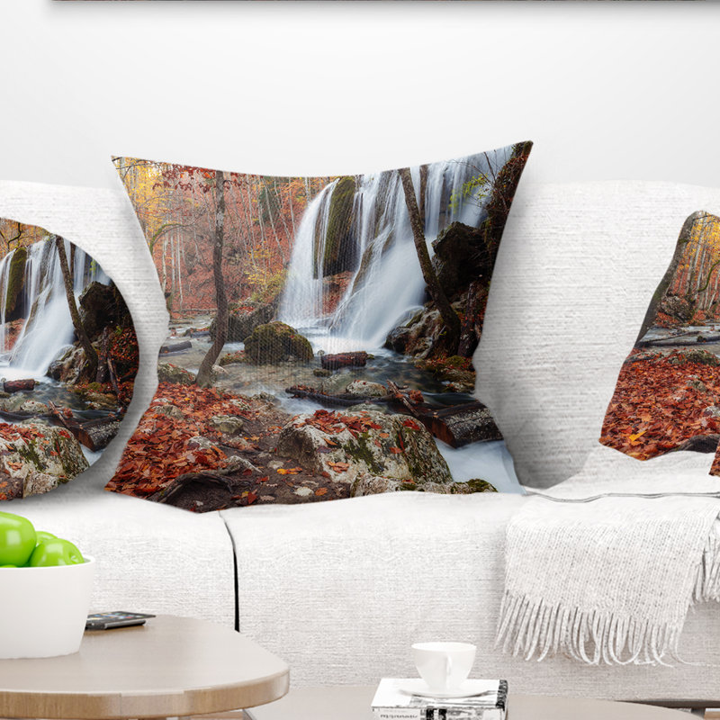 Coussin Crimea Waterfall in the Fall Landscape, 16 po x 1 po