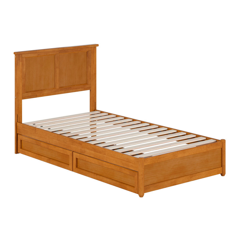 Lit plateforme avec rangement en bois massif Ashante avec pied de lit et tiroirs sous le lit, Simple, Caramel clair