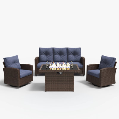 Ensemble de meubles de patio 4 pièces avec chaises pivotantes, chaises à glissière en osier rotin et table de conversation avec foyer au gaz propane 44 po