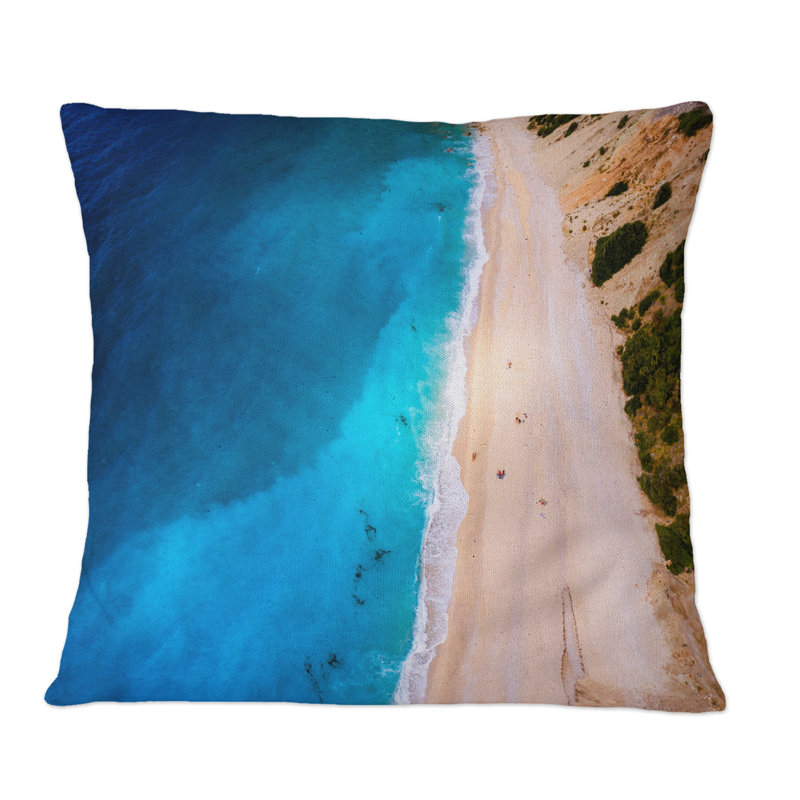 Vue aérienne de l'océan bleu avec plage - Coussin décoratif imprimé nautique et côtier, 16 po x 16 po