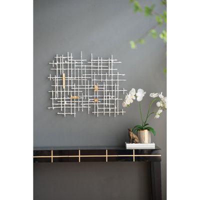 Art mural géométrique 32 po x 1,5 po x 26 po, blanc et doré, chambre à coucher contemporaine rehaussée de décorations dorées 32 po x 1,5 po x 26 po, ajoutant une touche moderne à