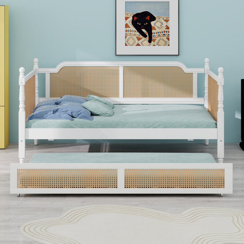 Lit de jour en rotin traditionnel avec lit gigogne, solution peu encombrante pour les chambres d'amis et les espaces restreints