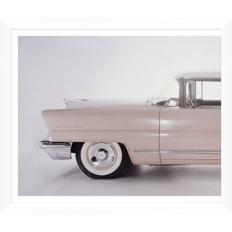«Vogue Magazine», un modèle posant devant une voiture d'époque, «Karen Radkai, 1 septembre 1955 - A»