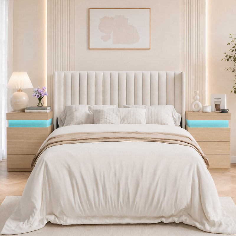 Ensemble de chambre à coucher 3 pièces Avelyn, lit plateforme tapissier et table de chevet 2 lumières DEL avec station de charge