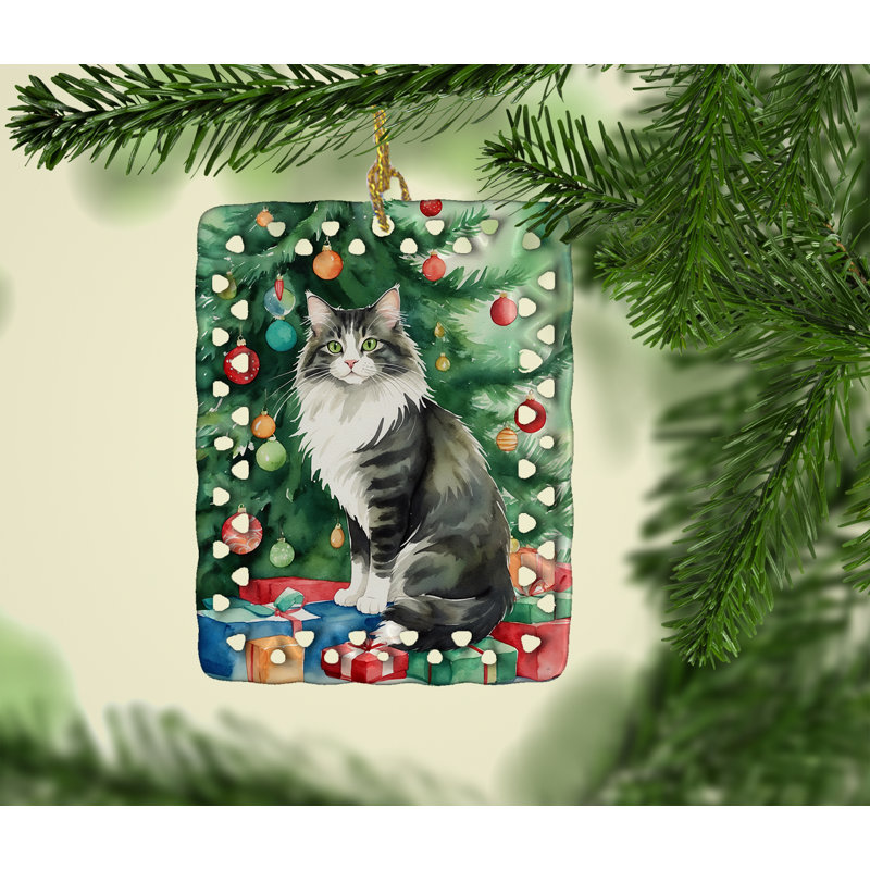 Ornement en forme de chat de la forêt norvégienne près de l'arbre de Noël, Chat de forêt norvégien