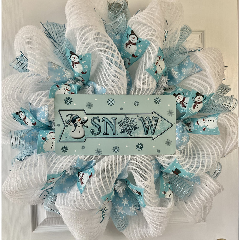 Couronne de neige d'hiver avec bonhomme de neige