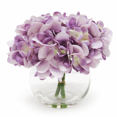 Centres d'hortensias dans un vase