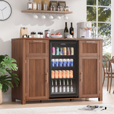 Meuble-bar de 53,2 pouces avec compartiment réfrigérateur et prise électrique