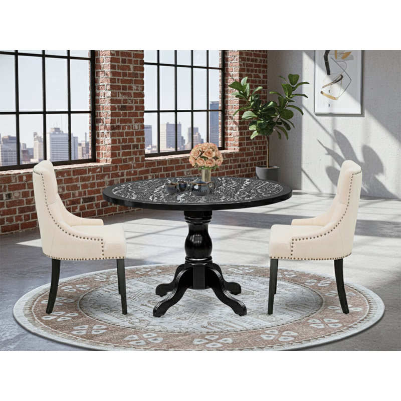 L'ensemble de table de cuisine 3 pièces comprend une table à piédestal et 2 chaises Parsons capitonnées avec un tissu en lin beige clair, finition noire.