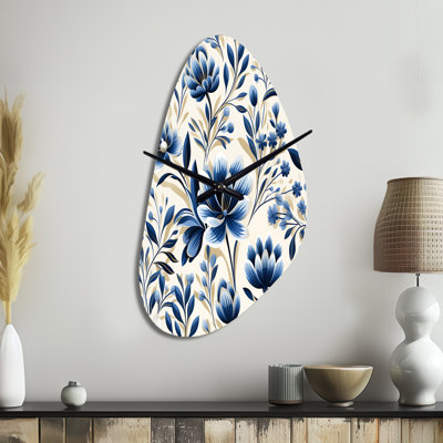 Horloge murale florale en damas bleue et blanche à motif floral irrégulier, sans horloge murale