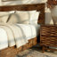 Structure de lit plateforme en bois massif Gerrell avec tête de lit sculptée - style Mid-Century moderne, capacité de 800 lb, support de matelas, aucun sommier requis, garantie de 5 ans-112609346-112609343