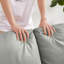 Chaise avec accoudoirs gris avec rembourrage très épais et cuir souple