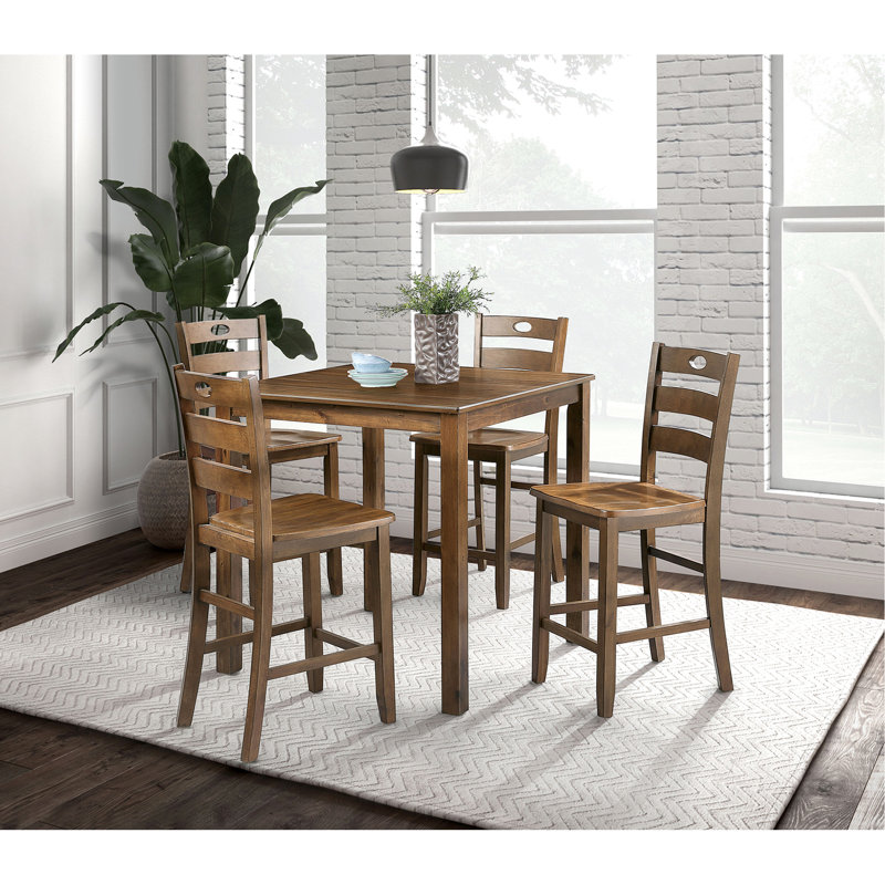 Table carrée en noyer et 4 chaises à dossier en lattes dans une salle à manger de 5 pièces, Transition Honor, bois d'hévéa massif pour une pièce de 5 pièces, élégance, chaises,