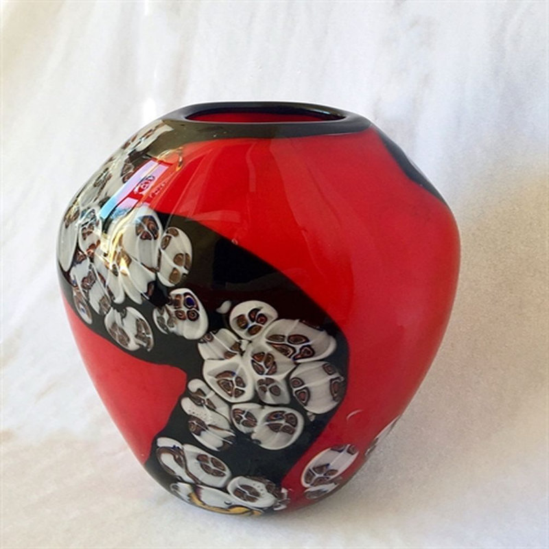 Rouge avec vase en verre à motif noir et blanc
