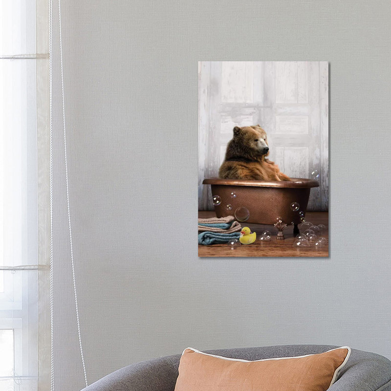 «Bear in the Tub», reproduction d'art graphique, H 26 po x l 18 po x 1,5 po, Toile tendue, Pas de tapis