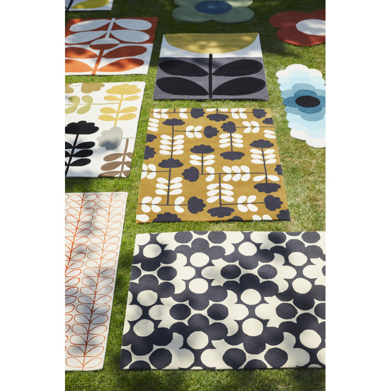 Wool Floral Area Rug in Black/Off-White, Rectangle 5'3" x 7'6"