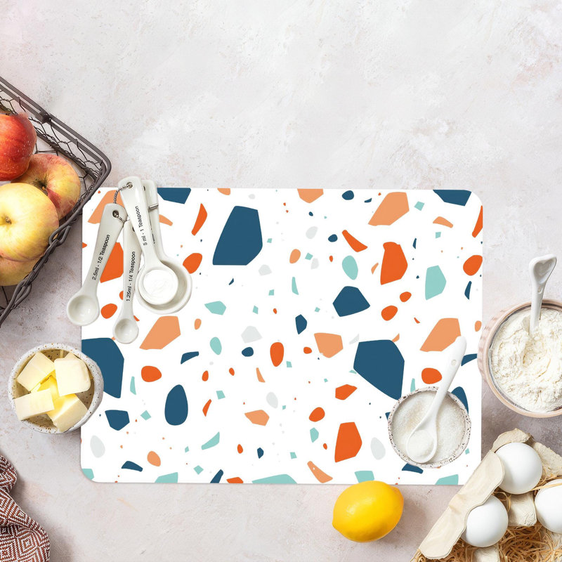 Planche de service en verre coloré à motif de faux terrazzo idéale comme planche à découper moderne ou pièce de décoration intérieure élégante
