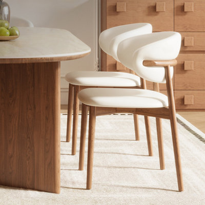Ensemble de table à manger et de chaises durables.