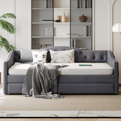 Lit de jour gris simple avec couchette, accoudoirs de charge, support en lattes de bois, revêtement en velours, accoudoirs ondulés garnis de têtes de clou de style Mid-Century, fonction de taille de chambre à coucher, cadre de lit, incontournable inspiré