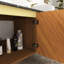 Meuble-lavabo mural 60 po en contreplaqué à grain de bois espresso avec 4 portes, comptoir en pierre frittée noire et 2 lavabos ronds blancs en céramique