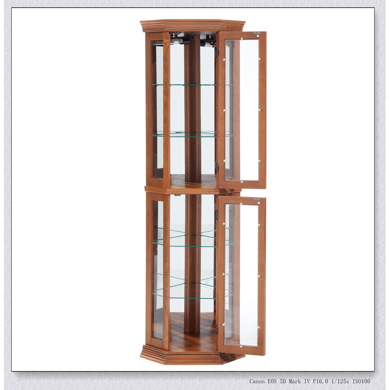 Vitrine d'angle éclairée en verre avec poignées en métal pour un rangement élégant et une présentation d'objets de collection.