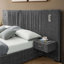 Structure de lit tapissier avec tissu en chenille, conception plissée, lit plateforme avec tête de lit et table de chevet-77564974