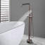 Robinet de baignoire autoportant à poignée simple avec douche à main-111704774