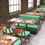 Bancs simples et décontractés revêtus d'un café-restaurant-101232021