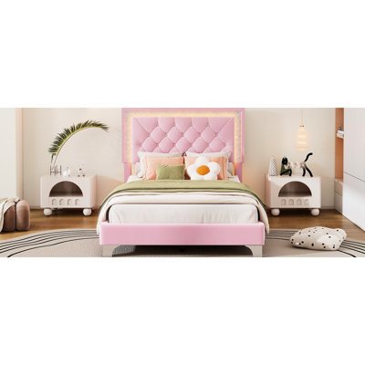 Lit simple avec tête de lit et structure à lumières DEL sur une plateforme moderne en velours rose