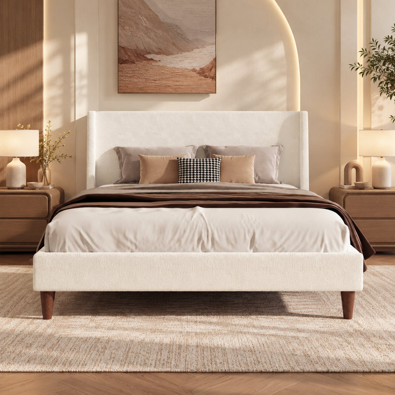 Lit plateforme king size FOUNA en tissu bouclé avec tête de lit à oreilles et pieds en bois. Sommier non requis.