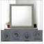 Miroir Mari au fini gris clair avec un design élégant et une réflexion impeccable, parfait pour rehausser l'esthétique de n'importe quelle pièce
