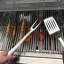 Ensemble d'ustensiles de barbecue en acier inoxydable : spatule, brosse, pinces pour toutes vos aventures culinaires en plein air. Accessoires pour tous les types de grillades.