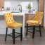Tabourets de bar contemporains rembourrés en velours avec décoration capitonnée à boutons et pieds en bois, garniture cloutée en chrome, chaises de bar de style loisir, tabourets de bar, ensemble de 2 (doré), SW2002GL-700792721-700792727-700792730