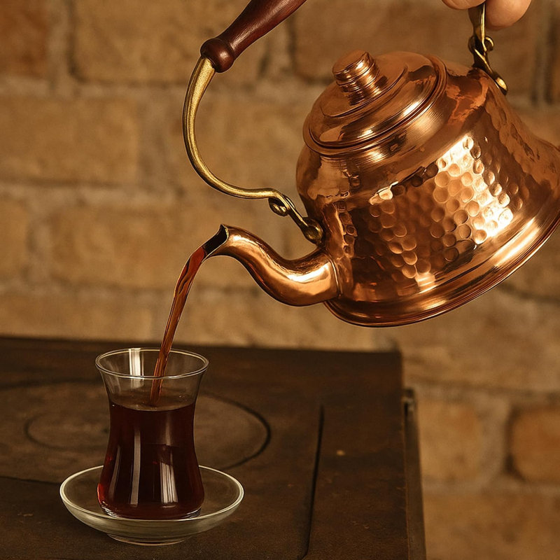 Théière turque en cuivre fabriquée à la main avec poignée en bois - Bouilloire traditionnelle martelée 1,3 L pour thé, infusions, utilisation décorative (théière Maras)