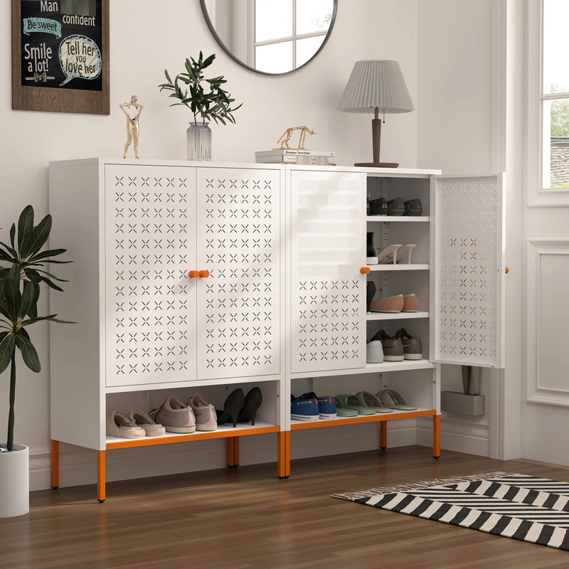 Armoire de rangement à chaussures à deux portes avec grille en métal blanc, base surélevée de 15 cm, tablettes réglables, armoire de rangement autoportante de style moderne pour espaces de vie, haut pied à éviter, trois compartiments,