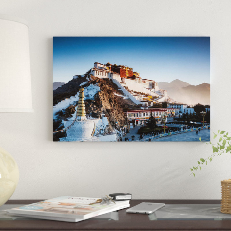 «Famous Pocala Palace, Lhasa, Tibet» par Matteo Colombo - impression sur toile, H 40 po x l 60 po x P 1,5 po