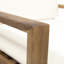 Fauteuil club à coussin avec structure en bois lisse et revêtement crème