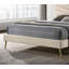 Grand lit moderne de style Mid-Century avec motif de chevrons beige en flanelle capitonnée et pieds dorés en angle (aucun sommier nécessaire)-1559962167