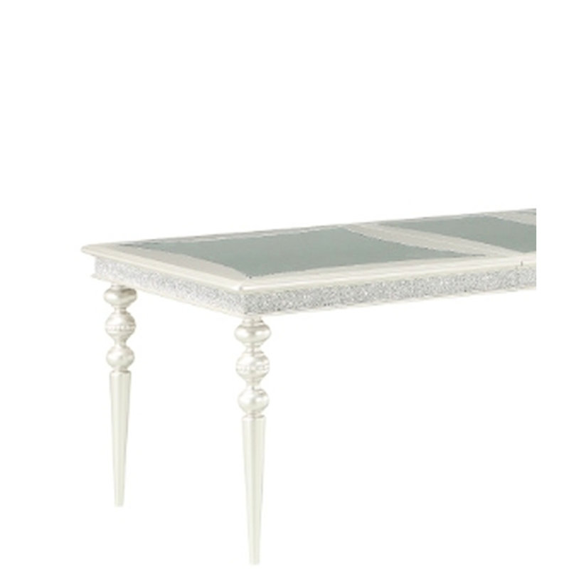 Table de salle à manger en platine avec fonction extensible. Rallonge de 20 po pour invités supplémentaires. Fabriquée en bois de peuplier et en composite. Gracieux strass en miroir embelli. Argent, table de 88 po x 40 po x 30 po.