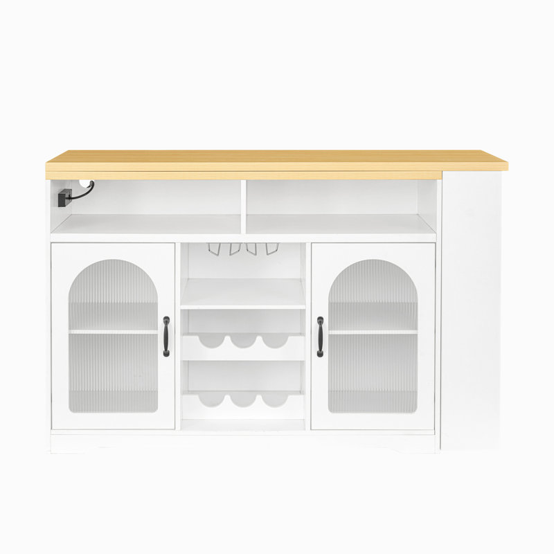 Meuble-bar mobile de style champêtre avec plateau extensible, éclairage DEL et prise électrique intégrée, casier à vin et portes en acrylique, fini bois clair et blanc