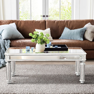 Élégante table basse rectangulaire à miroir avec détails décoratifs rétro, adaptée aux détails en verre de la maison et du bureau, convient au salon