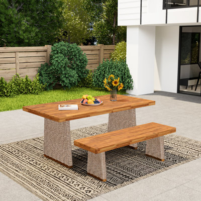 Ensemble de salle à manger d'extérieur brun en bois, conception à lattes, avec pieds enveloppés, banc de table fabriqué à une seule main, motif, tissé résistant aux intempéries