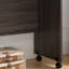 Bureau de travail à quatre roues en bois gris vieilli pour un bureau à domicile fonctionnel - avec mobilier modeste