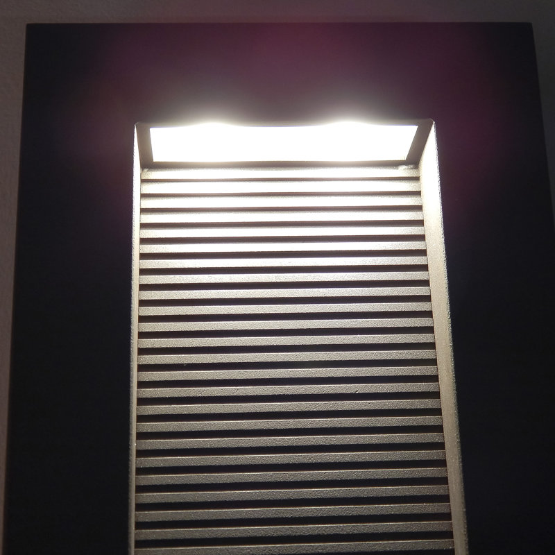 Luminaire de cloison d'extérieur à DEL Vossi, H 22 po x l 8 po x p 2 po
