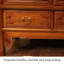 Armoire de rangement classique à double porte en noyer sculpté