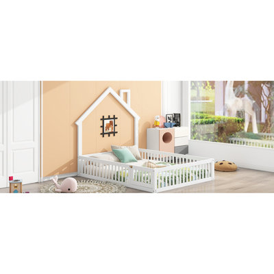 Lit plateforme blanc avec garde-corps et garde-corps en bois