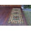 Tapis turc rétro tissé à la main dans des tons de bleu et orange avec motif géométrique pour un décor de sol élégant